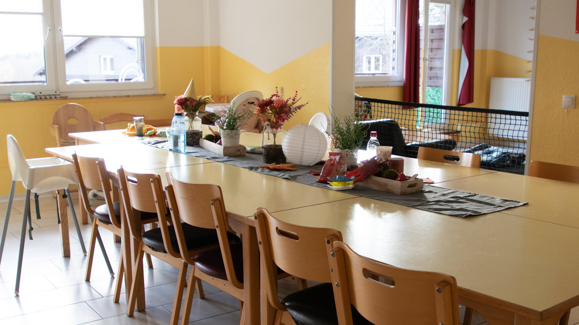 Gemeinschaftliches Essen am langen Tisch in der Jugendhilfe