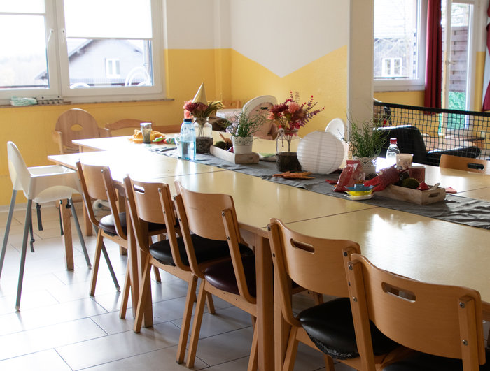 Gemeinschaftliches Essen am langen Tisch in der Jugendhilfe