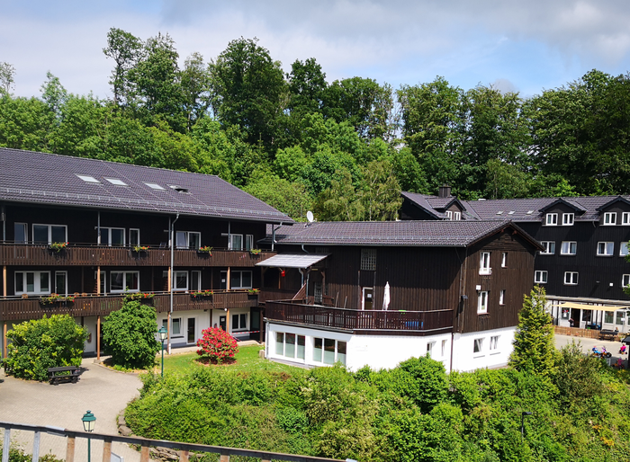 UNIVITA Gebäude A3 und Jugenhilfe, Sommersonne