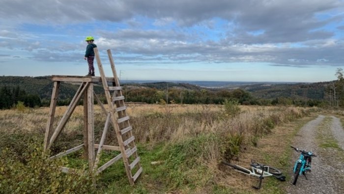 Kind entdeckt Hochsitz bei einer Fahrradtour auf Gut Holmecke