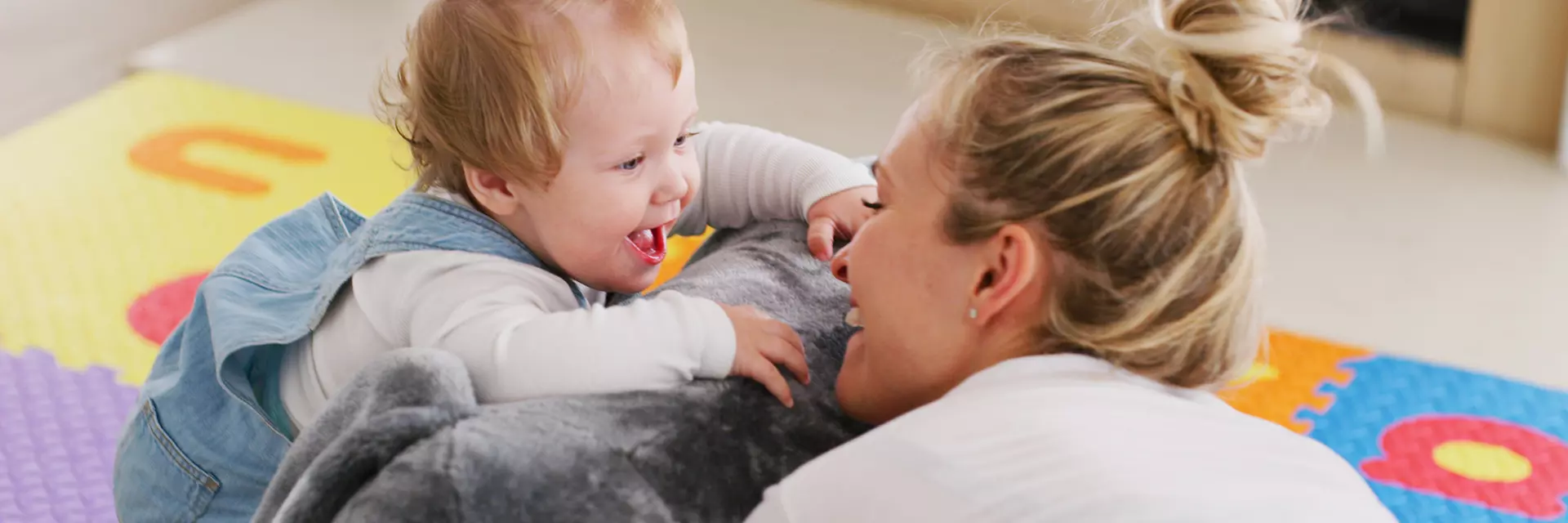 Mama spielt mit Kleinkind Verstecken